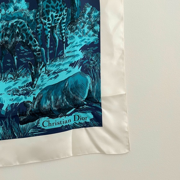 Dior around the world print
Hand-topstitched edges 
100% silk
Made in Italy - Picture 2 of 4